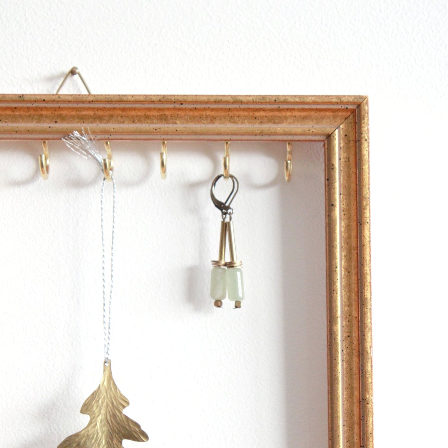 Cadre doré porte bijoux à accrocher au mur avec crochets