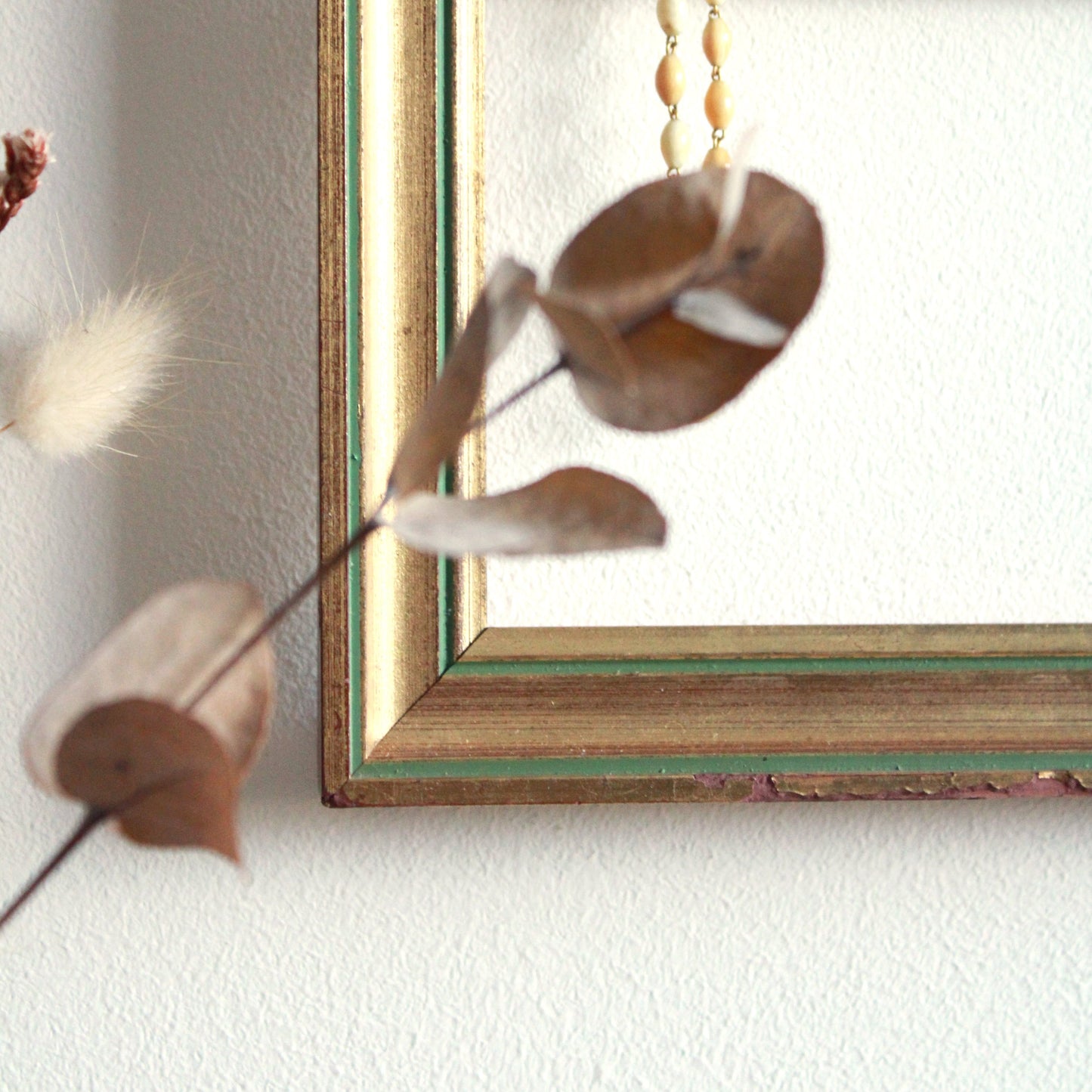 Cadre porte-bijoux mural vintage en bois doré