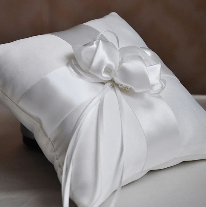 Coussin de mariage romantique fleurs et perles