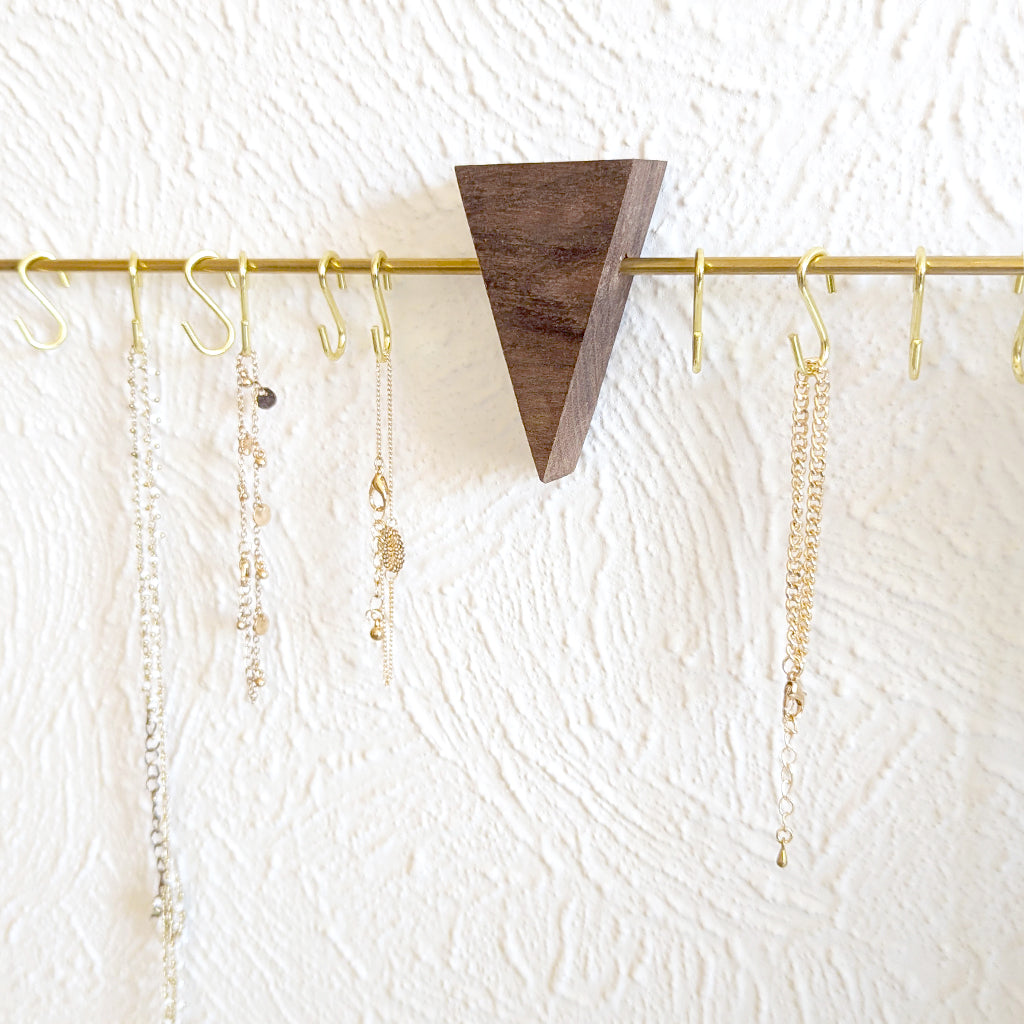 Porte-colliers mural minimaliste triangle en bois