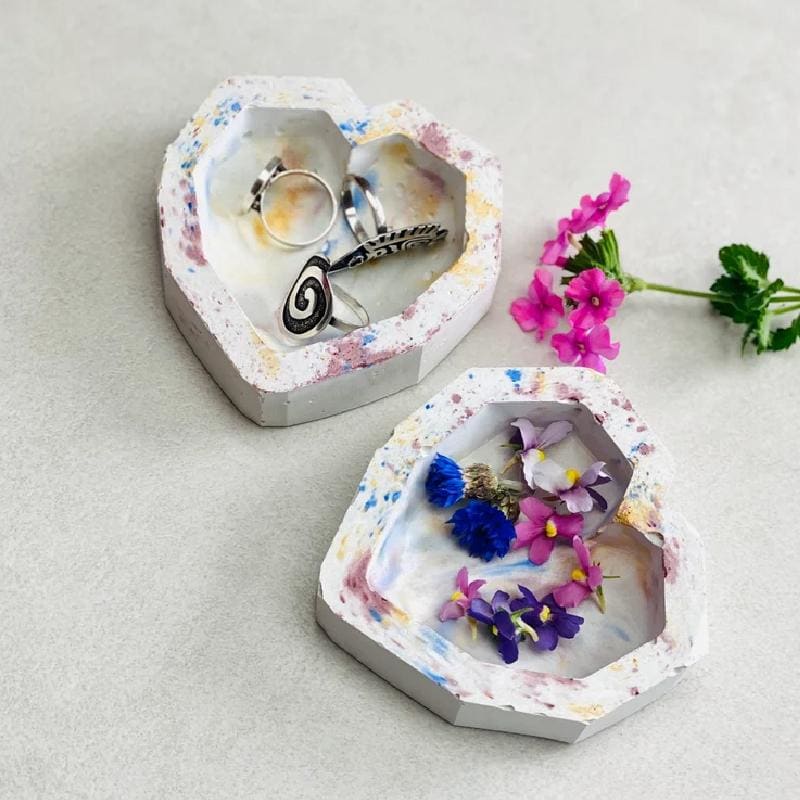 Vide poche romantique coeur en béton