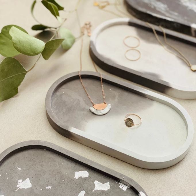 Plateau vide-poche nuances de gris en jesmonite