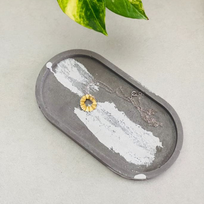 Plateau vide-poche nuances de gris en jesmonite