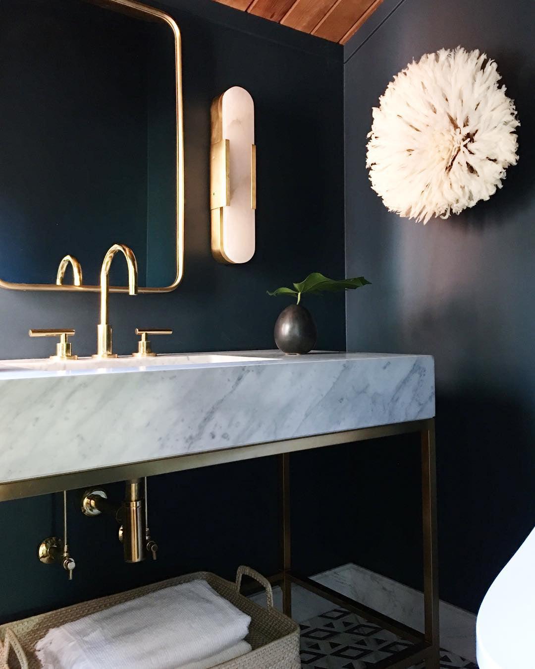 Applique Murale Melange Elongée en Albâtre - Design Élégant avec Détails en Laiton