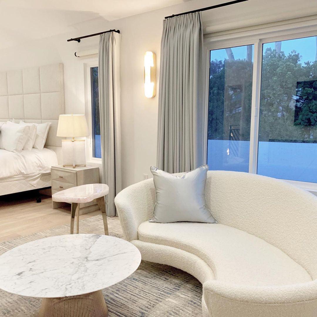 Applique Murale Melange Elongée en Albâtre - Design Élégant avec Détails en Laiton