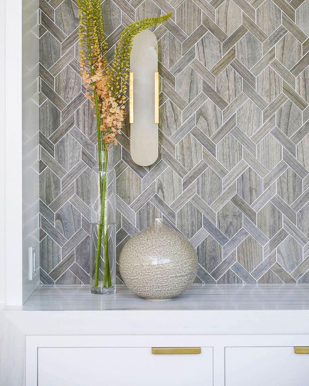 Applique Murale Melange Elongée en Albâtre - Design Élégant avec Détails en Laiton