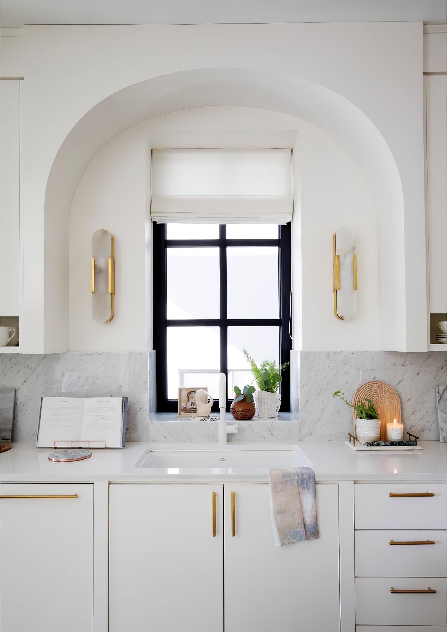 Applique Murale Melange Elongée en Albâtre - Design Élégant avec Détails en Laiton