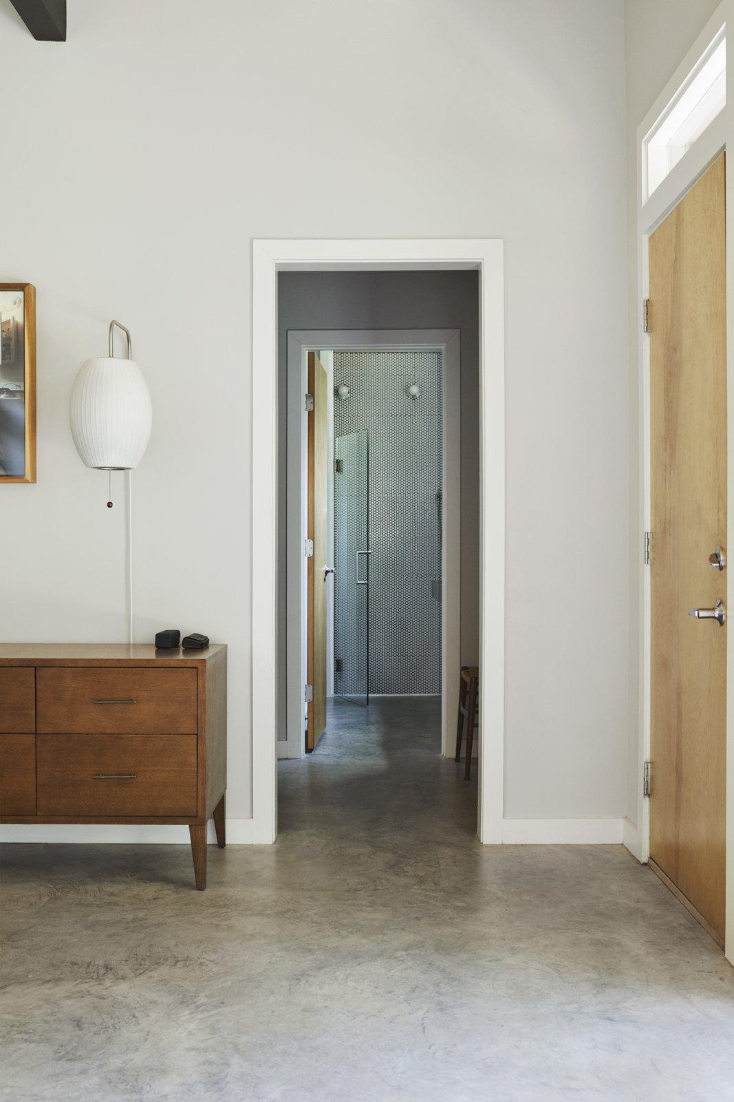 Applique Murale Nelson - Design Moderne Mi-Siècle en Noyer et Métal