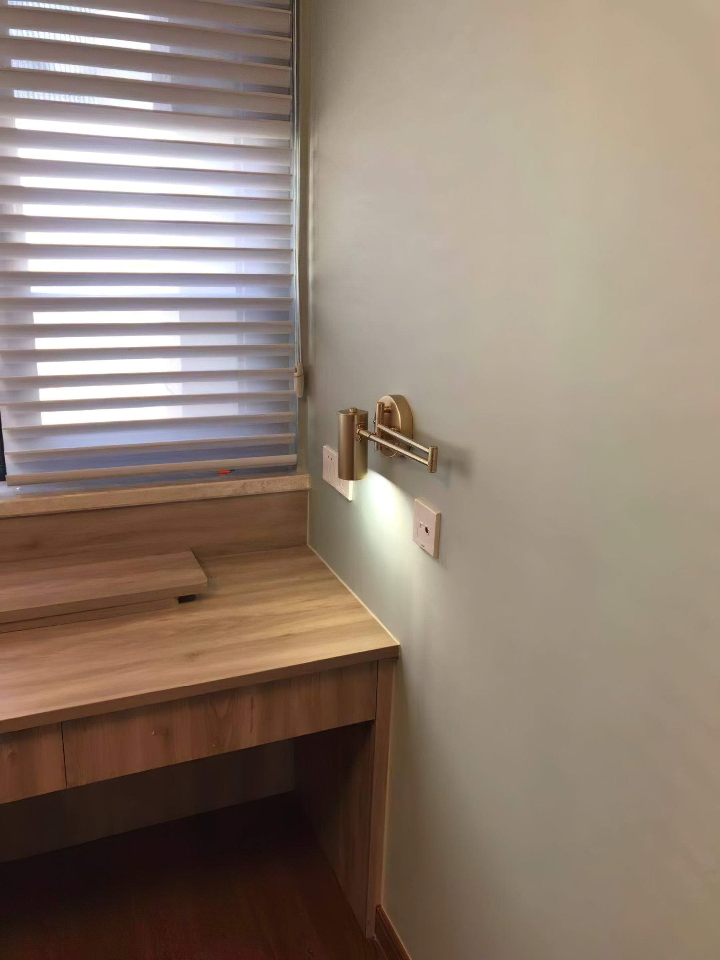 Applique Murale Moderne en Fer avec LED Intégrée - Design Élégant et Réglable