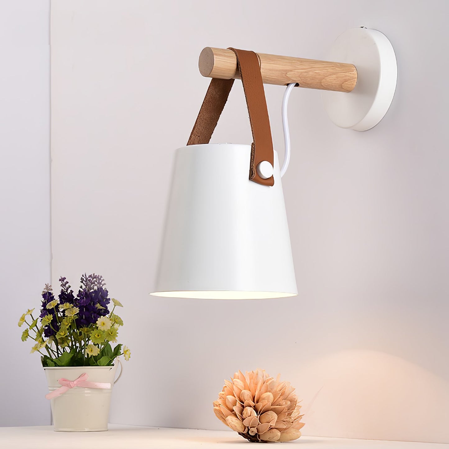 Applique Murale Scandinave en Bois et Cuir – Design Élégant avec Lumière LED Efficace