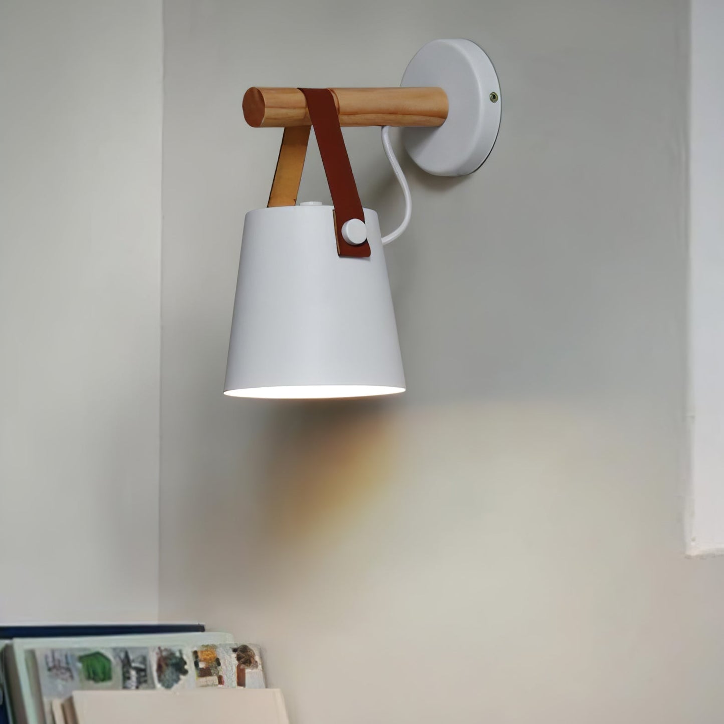Applique Murale Scandinave en Bois et Cuir – Design Élégant avec Lumière LED Efficace