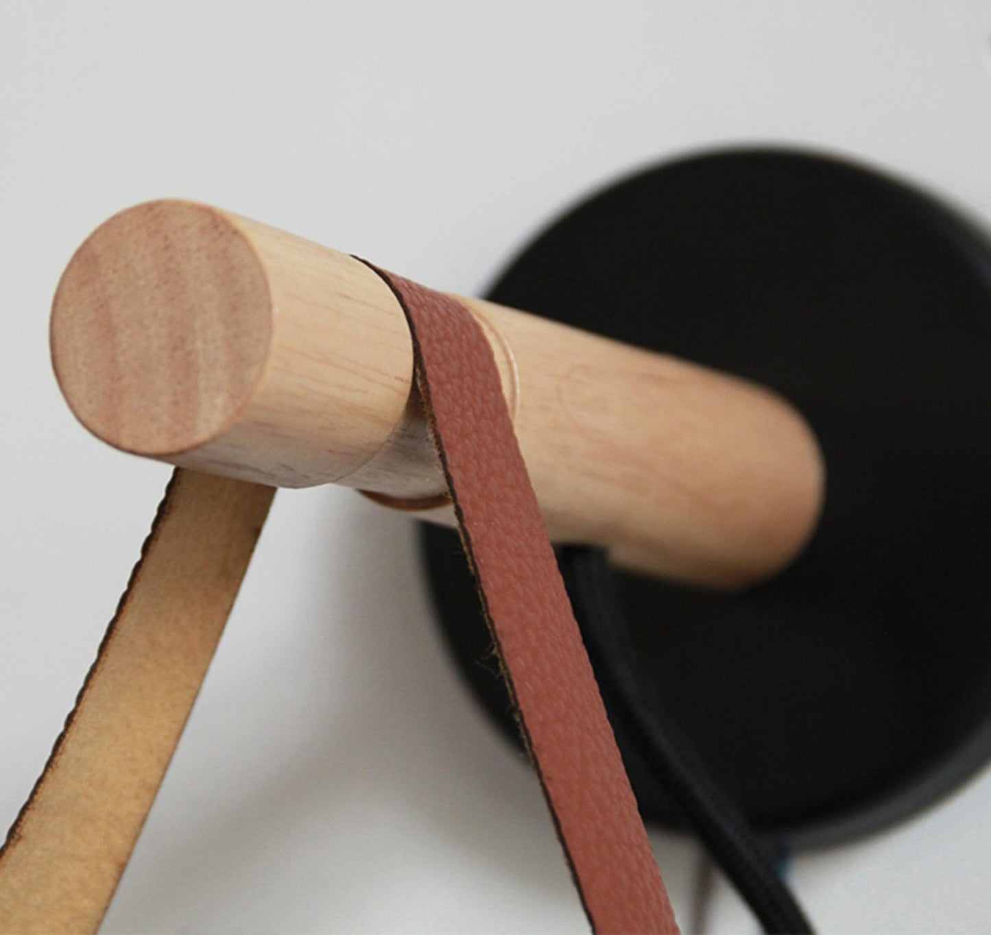 Applique Murale Scandinave en Bois et Cuir – Design Élégant avec Lumière LED Efficace