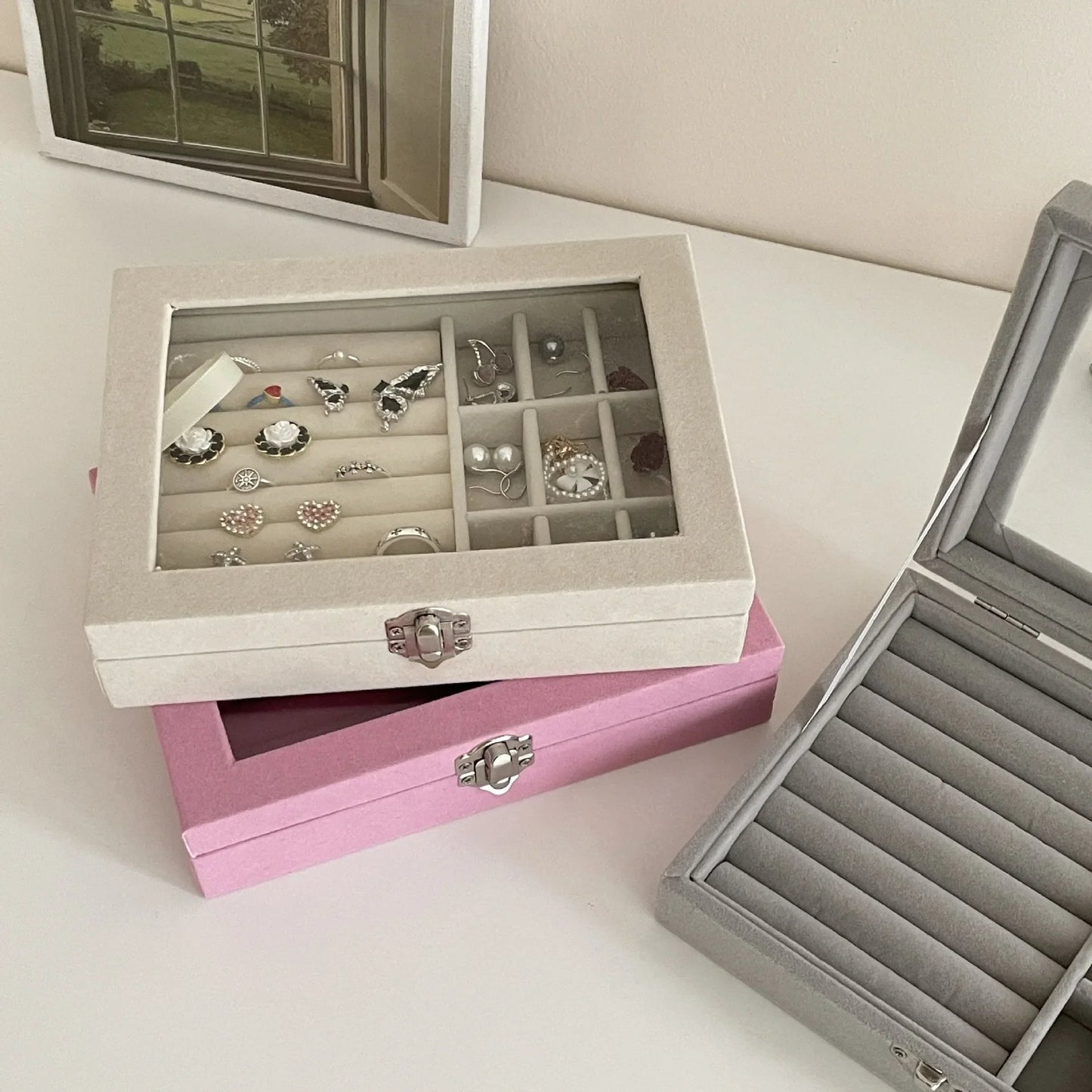 Boîte à bijoux vitrée compartimentée en velours