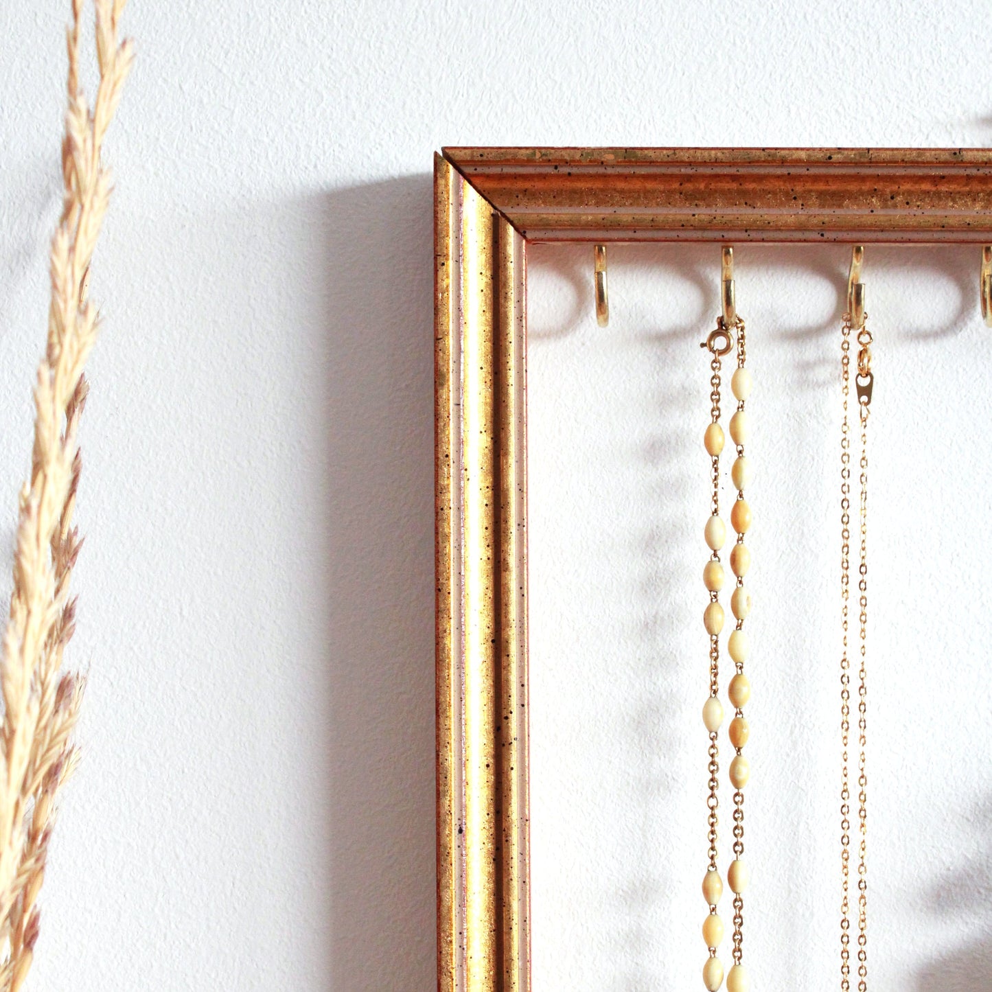 Cadre doré porte bijoux à accrocher au mur avec crochets
