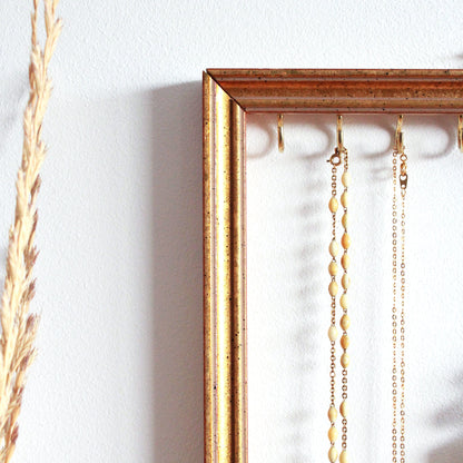 Cadre doré porte bijoux à accrocher au mur avec crochets