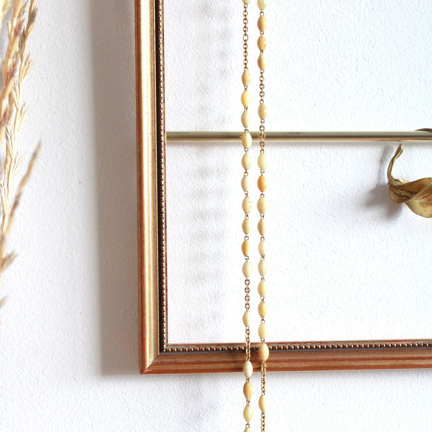 Cadre porte-bijoux mural vintage doré en bois