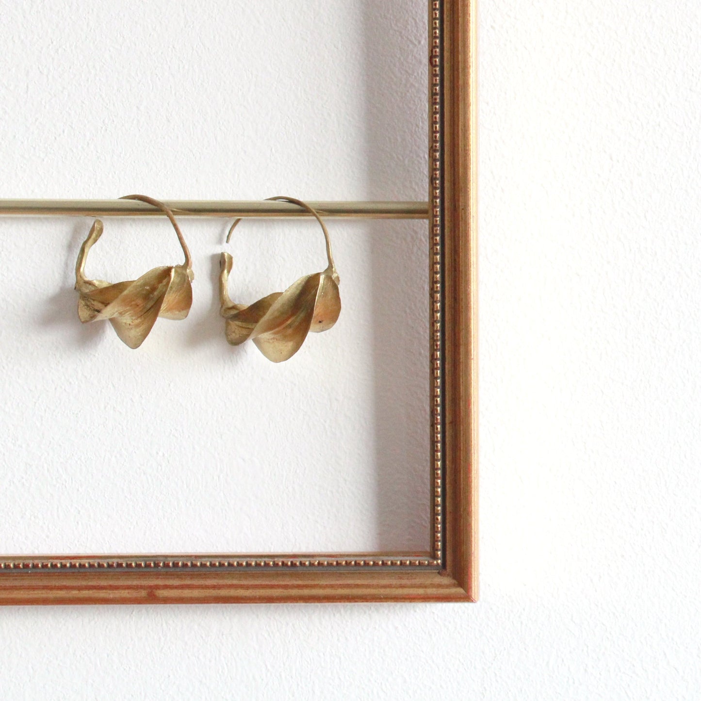 Cadre porte-bijoux mural vintage doré en bois