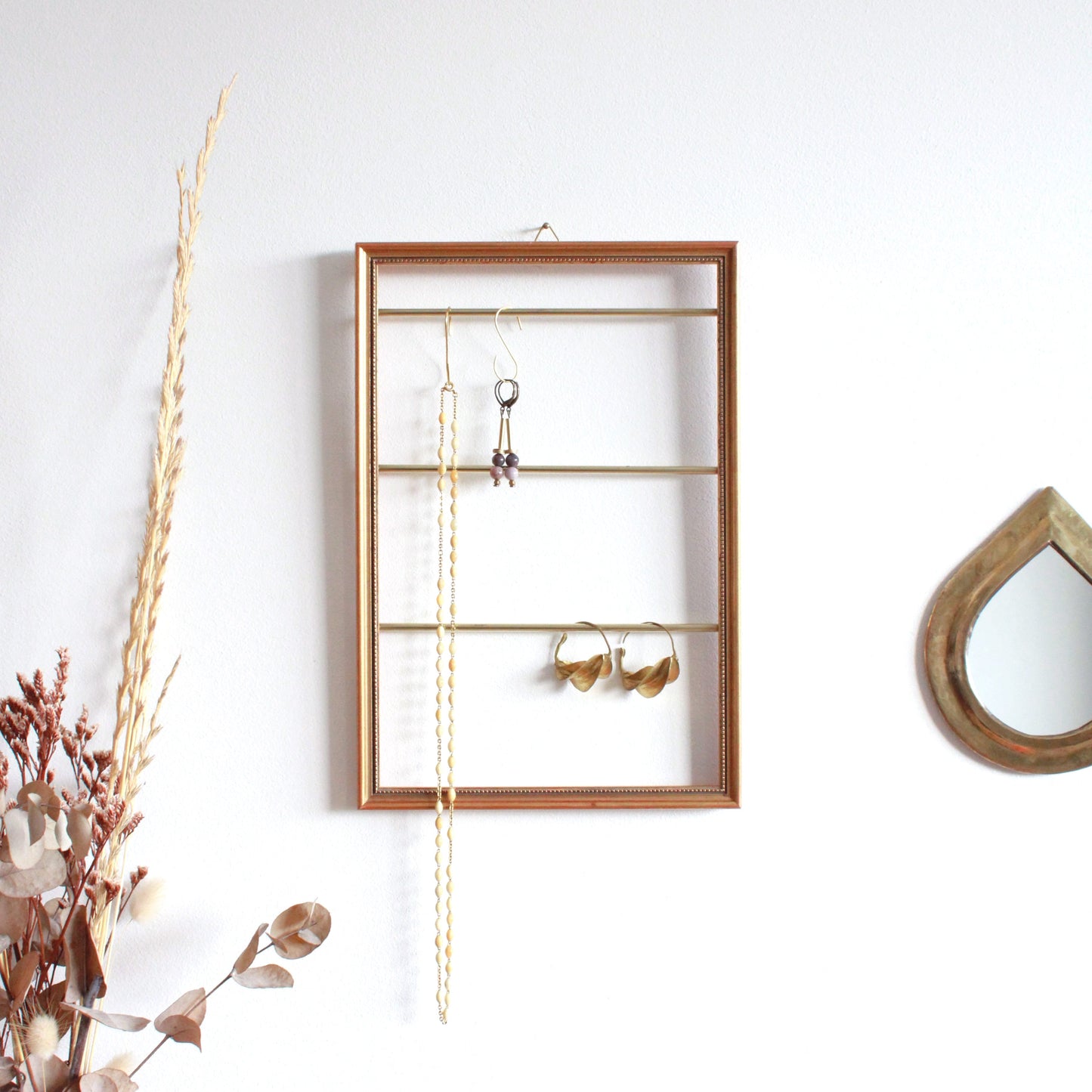 Cadre porte-bijoux mural vintage doré en bois