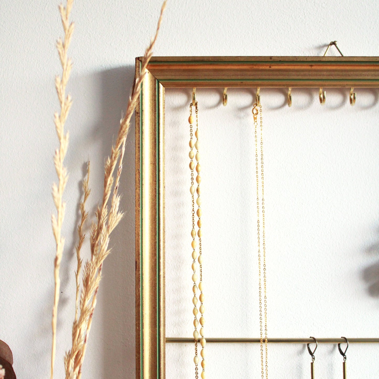 Cadre porte-bijoux mural vintage en bois doré