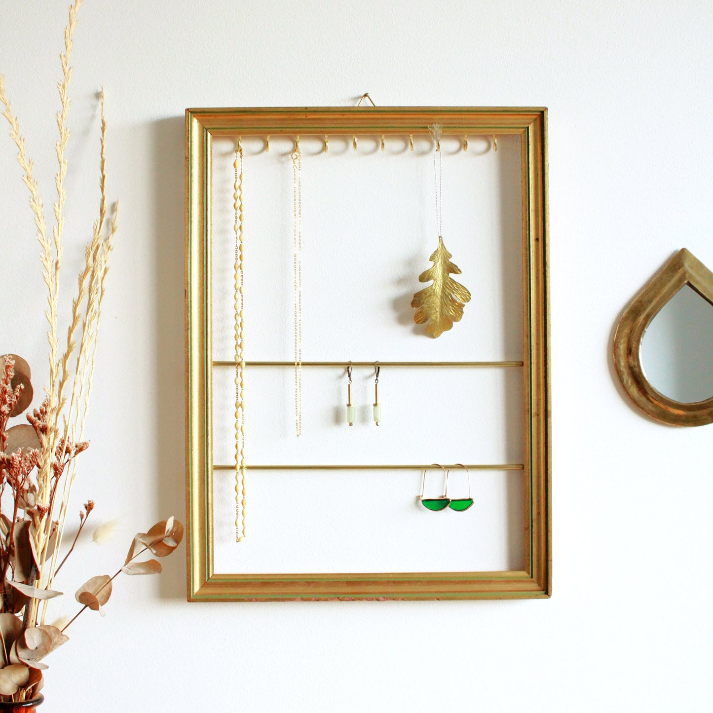 Cadre porte-bijoux mural vintage en bois doré