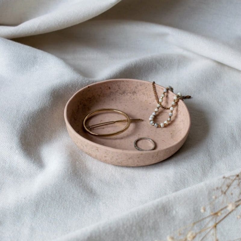 Coupelle à bijoux éco-responsable en jesmonite et feuilles