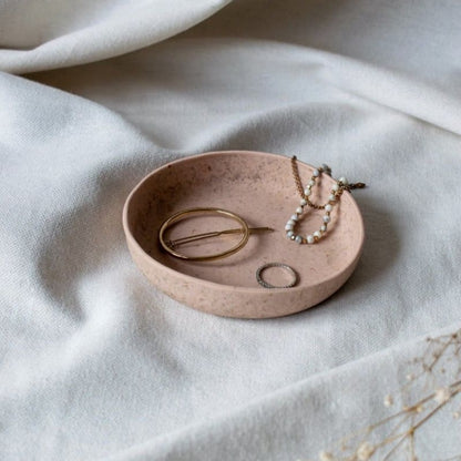 Coupelle à bijoux éco-responsable en jesmonite et feuilles