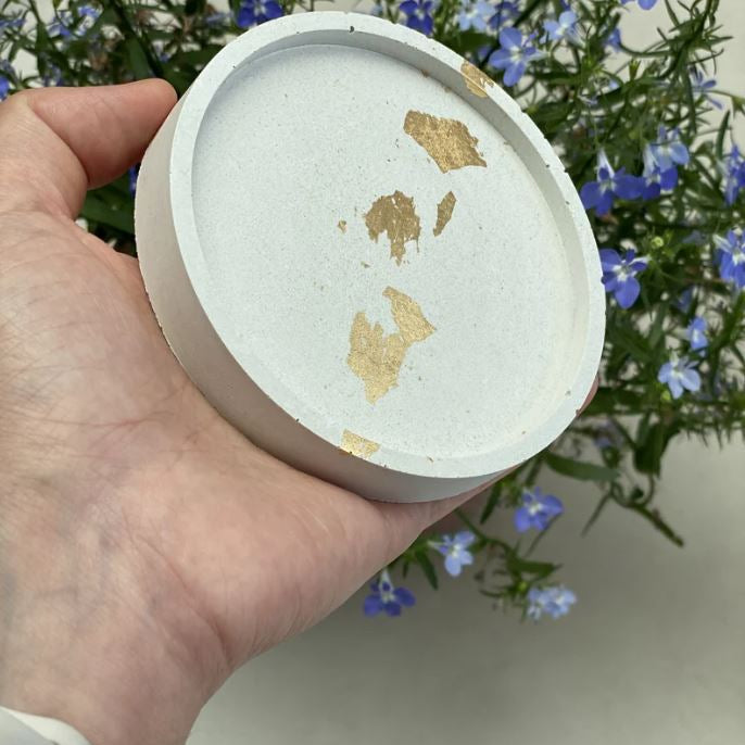 Coupelle artisanale en Jesmonite & feuilles dorées