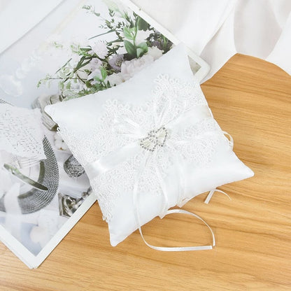Coussin d'alliances en satin et dentelles