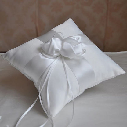 Coussin de mariage romantique fleurs et perles