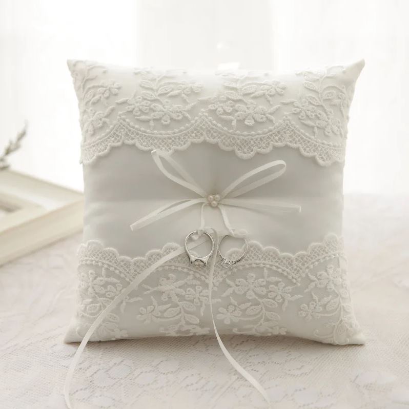 Coussin porte alliance en dentelle blanche