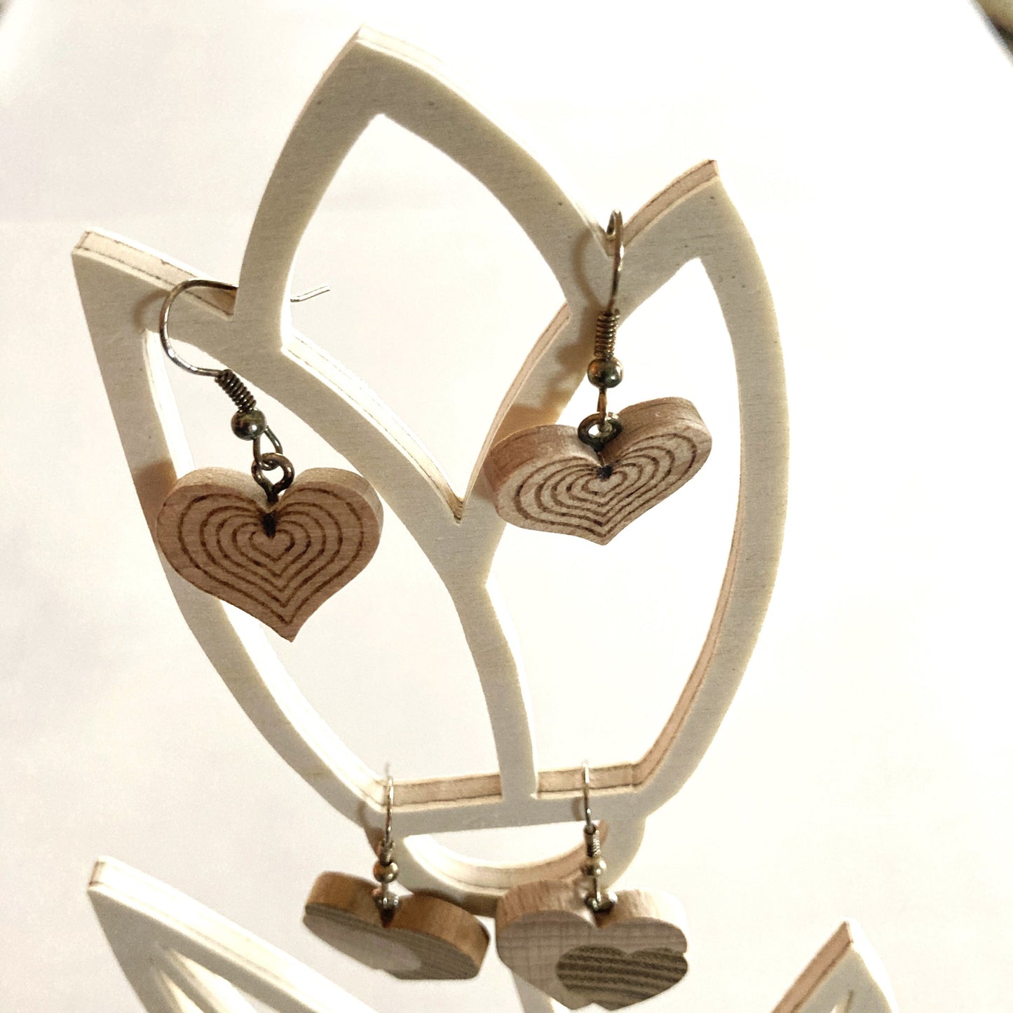 Fleur à bijoux en bois