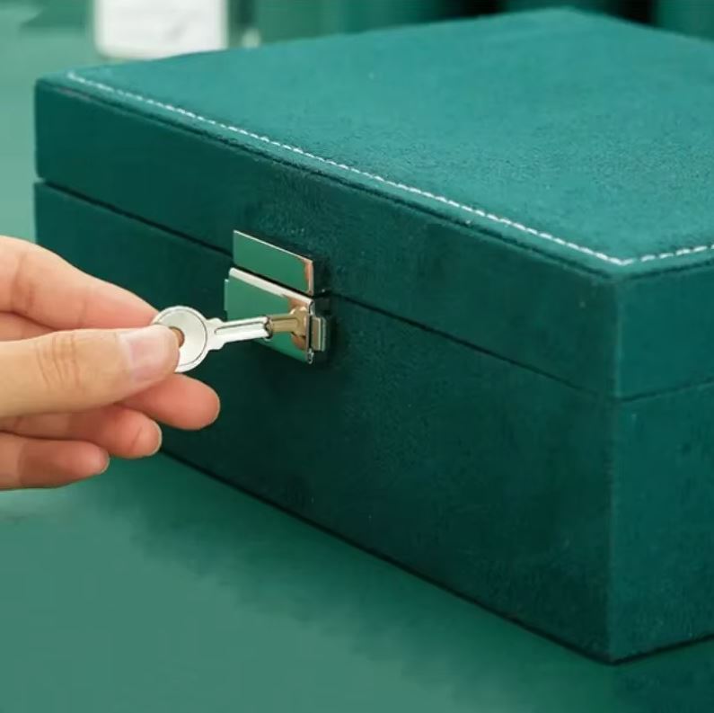 Grande boîte à bijoux en velours avec serrure
