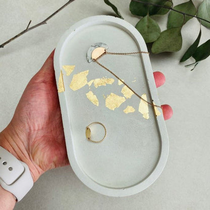 Plateau artisanal en jesmonite & feuilles dorées