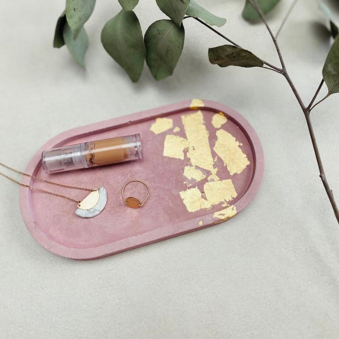 Plateau artisanal en jesmonite & feuilles dorées