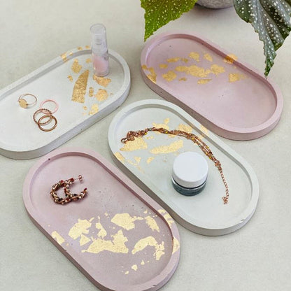 Plateau artisanal en jesmonite & feuilles dorées