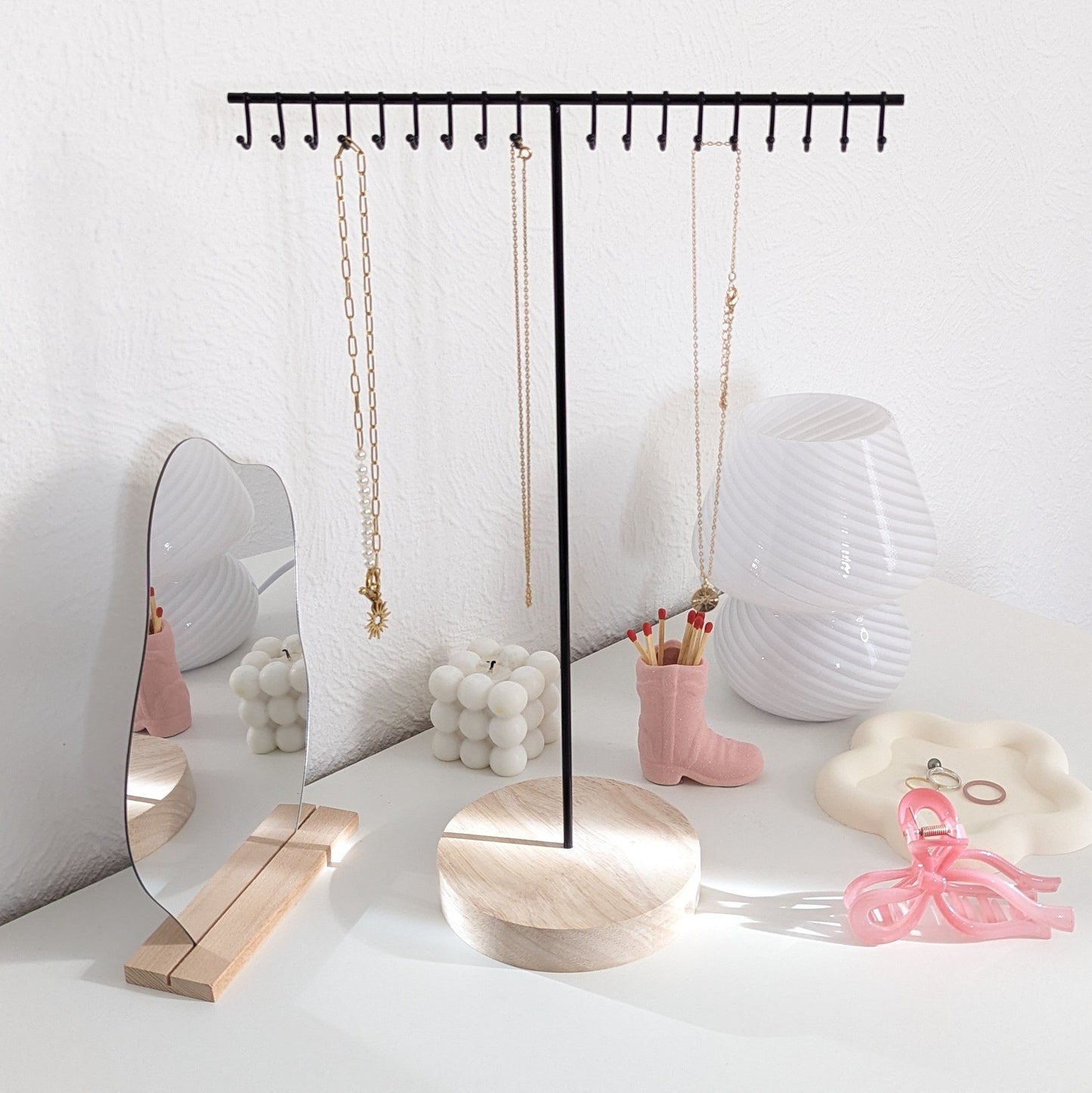 Présentoir à colliers en bois et métal