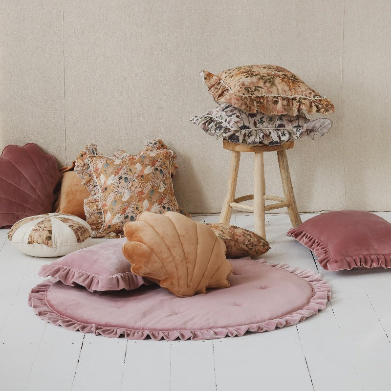 Tapis en velours doux avec volants “Rose Sale”