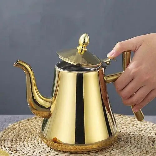 Théière dorée avec infuseur intégré