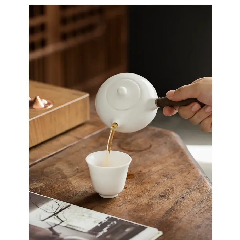 Théière en porcelaine avec filtre