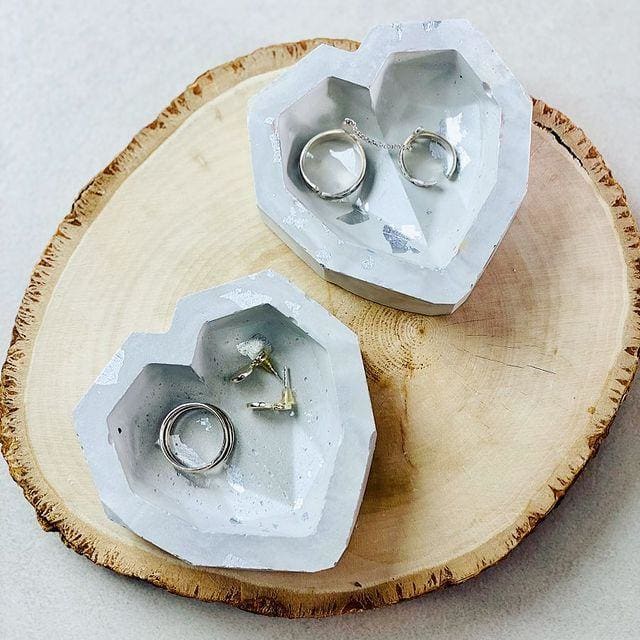 Vide poche coeur brillant en béton