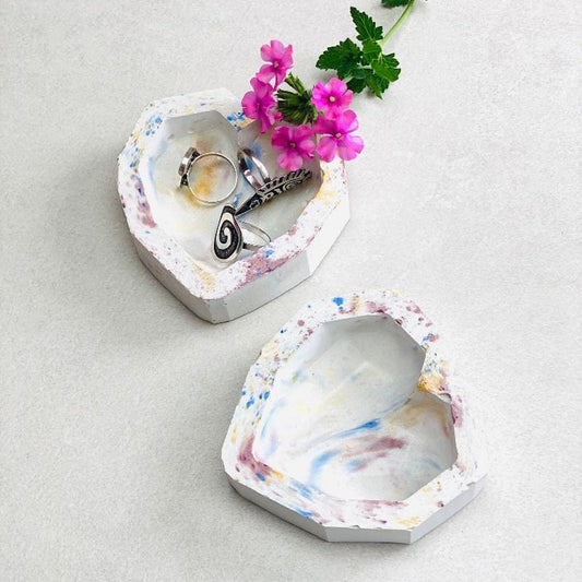 Vide poche romantique coeur en béton
